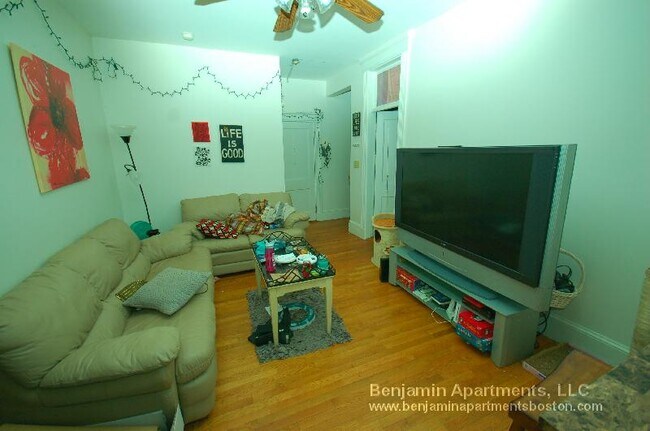 Building Photo - 1254 Commonwealth Ave Unit 19