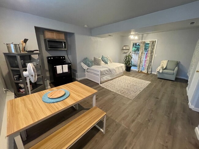 Building Photo - 1 Bedroom Unit B