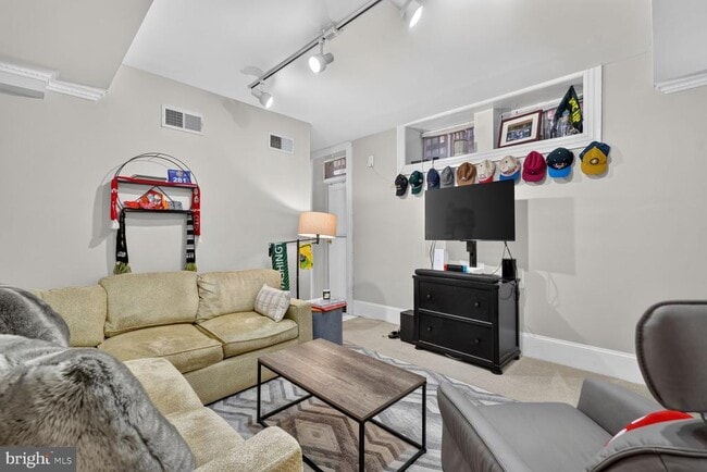 Building Photo - 1736 18th St NW Unit T2