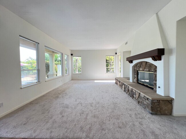 Photo - Luxury En Suite Living & Panoramic Views