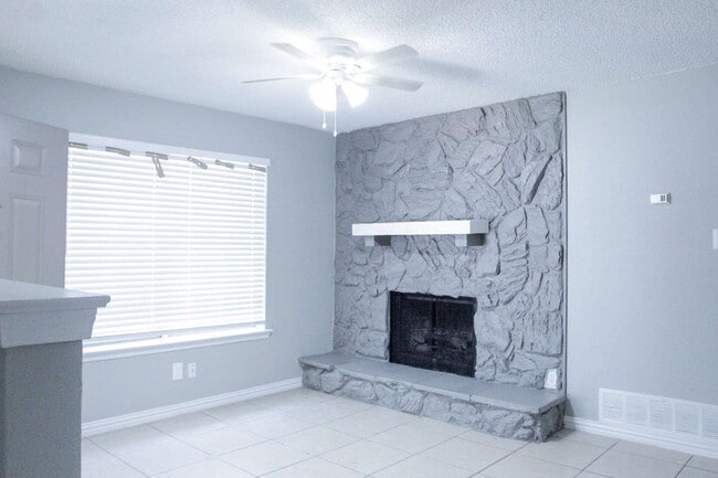 Photo - 412 Hollandale Cir