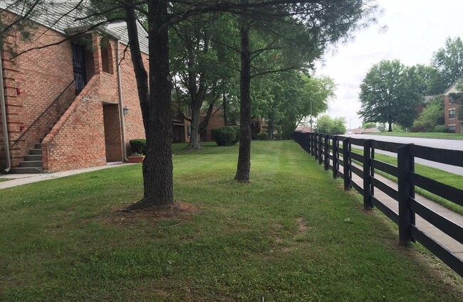 Building Photo - 421 Redding Rd Unit 41