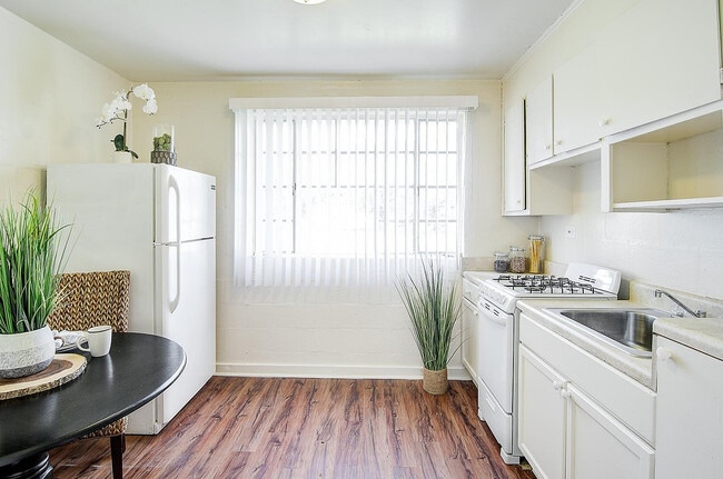 Bright Eat-In Kitchen