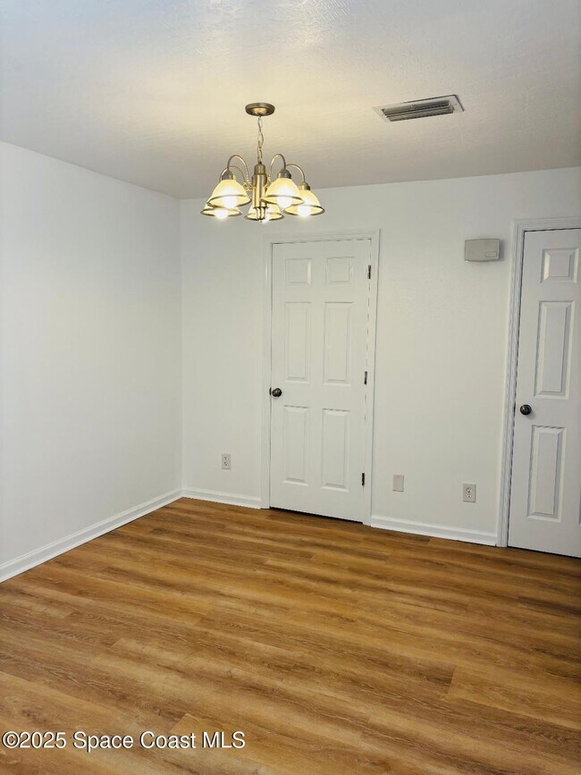 Photo - 3915 Vista Oaks Cir NE