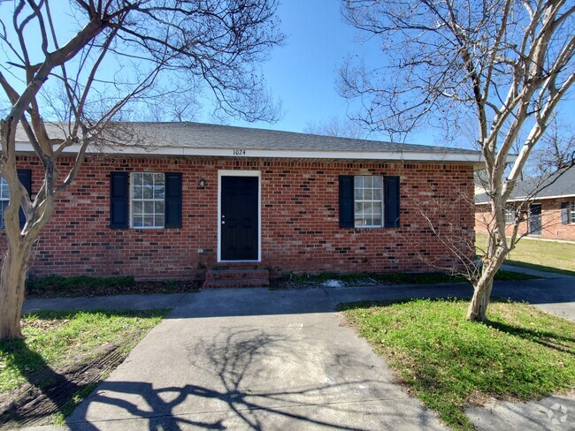 Building Photo - 1024 Jessamine Trail Rental