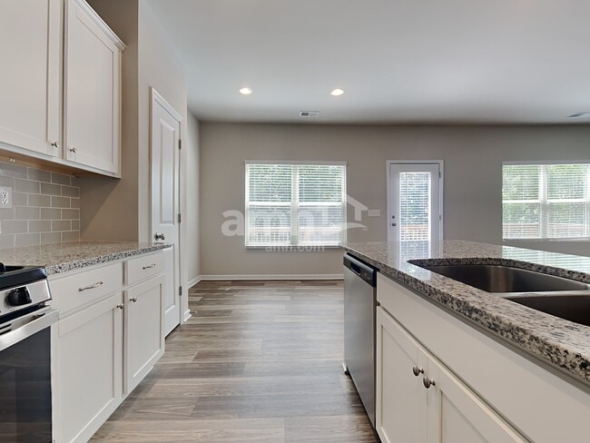 Photo - 338 Winston Cir