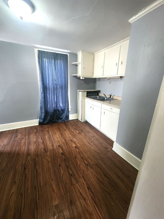 Photo - 628 E Madison St Unidad 628 1/2 Madison Avenue