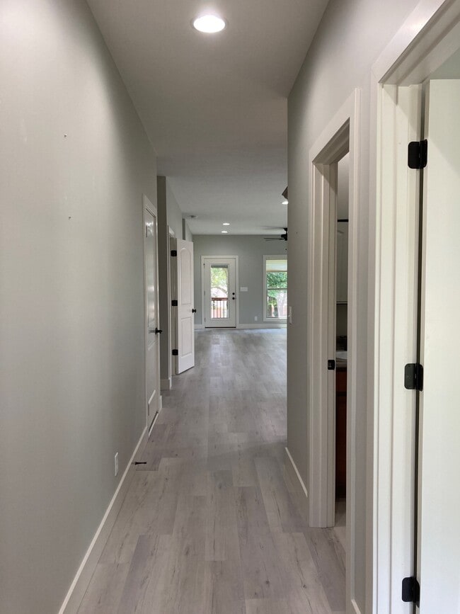 Photo - 1085 Melchior Dr N