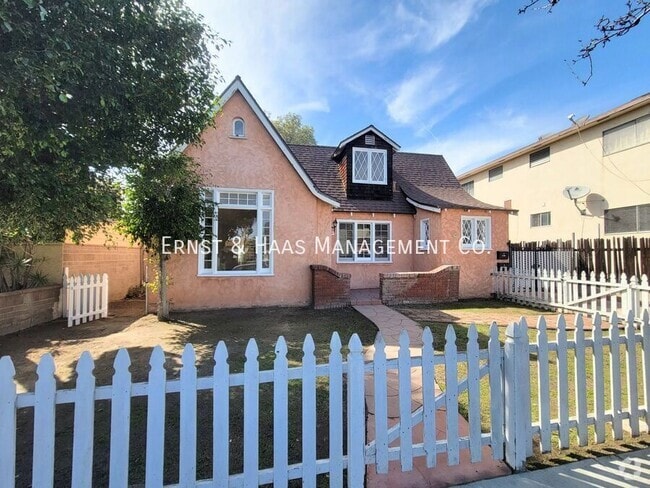 Building Photo - Charming 3 Bedroom Cottage Home in Long Be...