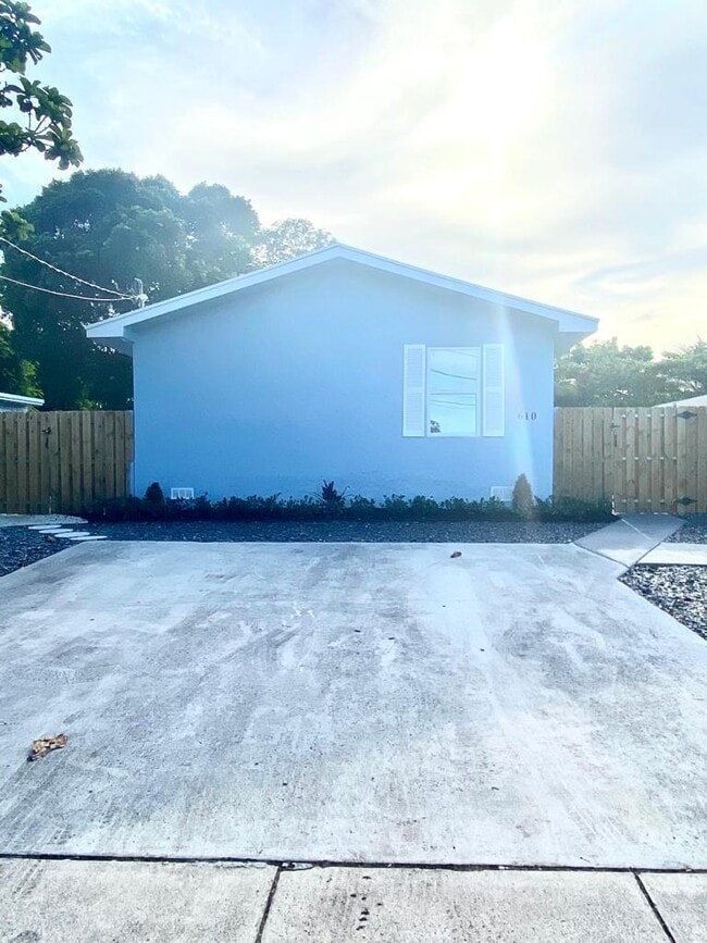 Photo - 610 SE 2nd Ave