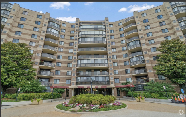 Building Photo - 8340 Greensboro Dr Unit 304 Rental