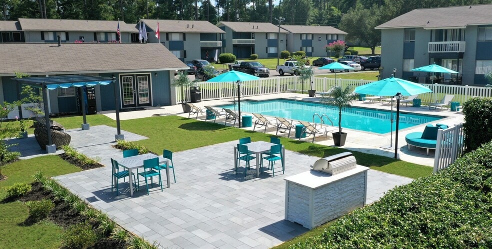Pool & Grilling Area
