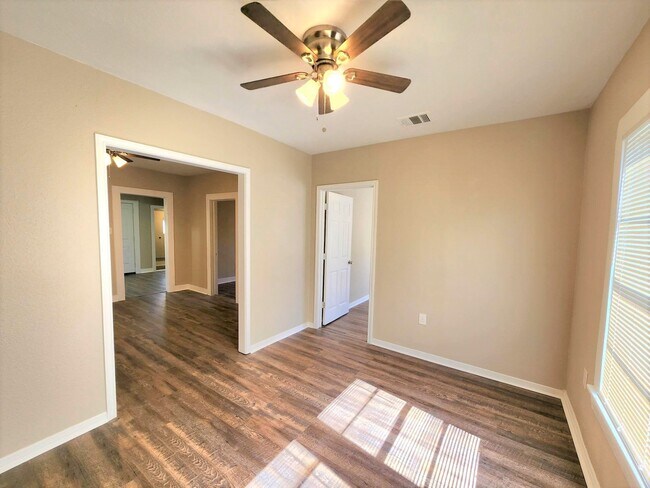 Photo - 6903 Palestine St