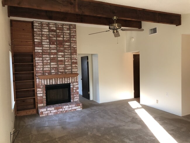 Photo - 914 W Meadowmere Ln