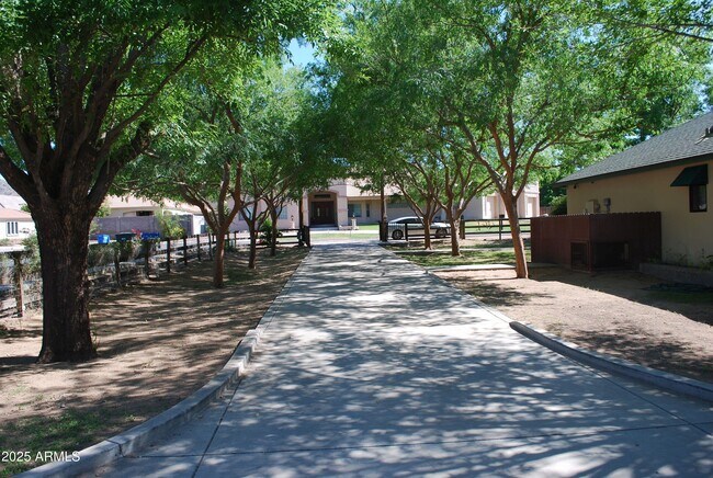 Photo - 1420 E Branham Ln