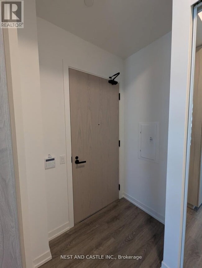 Photo - 8 Interchange Wy Unité 4901