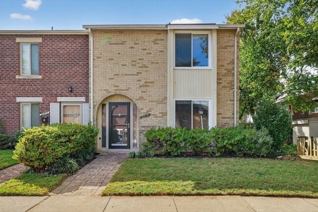 Building Photo - Charming End-Unit Townhome in Sought-After...