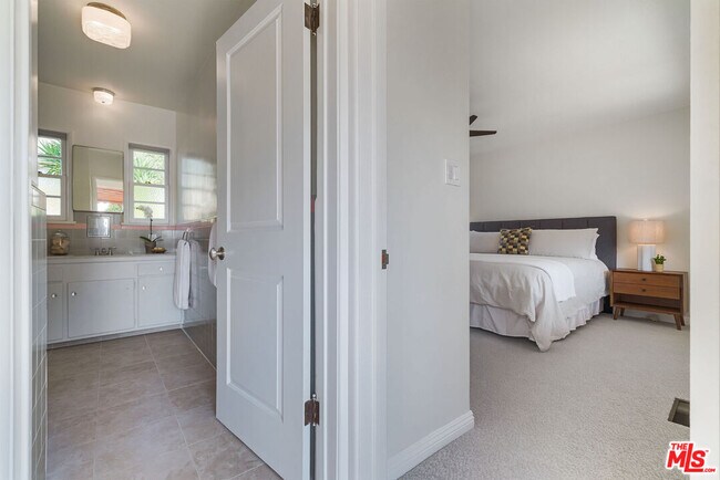 Photo - 100 E Kenneth Rd