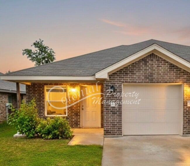 Building Photo - AVAILABLE NOW! (SECTION 8 ACCEPTED)