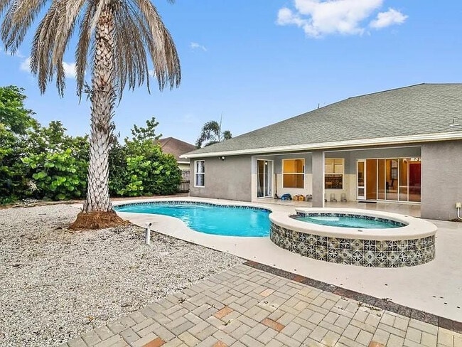 Building Photo - 602 SW McCall Rd