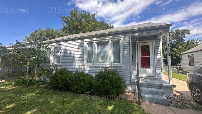 Building Photo - $1250 - 3 bed 1.5 bath - Single Family Hom... Rental