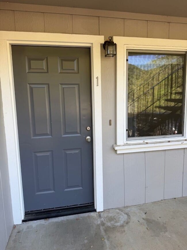 Building Photo - AVAILABLE NOW!! Adorable Unit Near Downtown Sonora! Newly Painted Throughout!