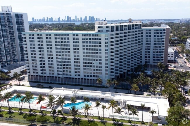 Building Photo - 2899 Collins Ave Unit 642 Rental