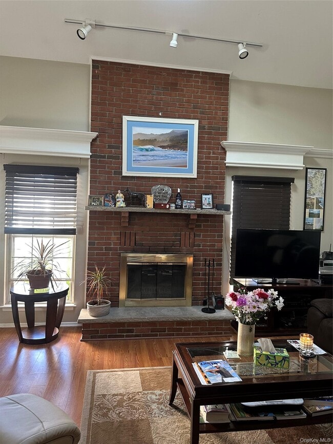Photo - 121 Village Green Ct