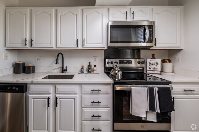 The Boston 2BR, 1BA -900SF - Kitchen