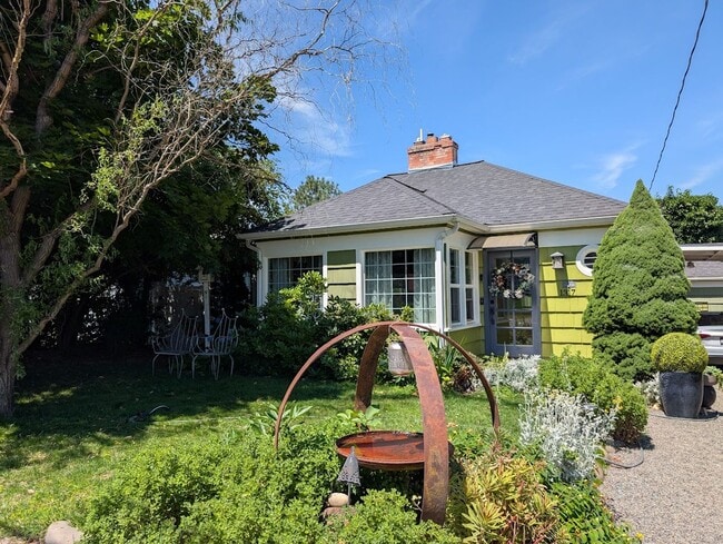 Photo - Stunning 4 Bedroom Normal Hill House - Pet-Friendly!
