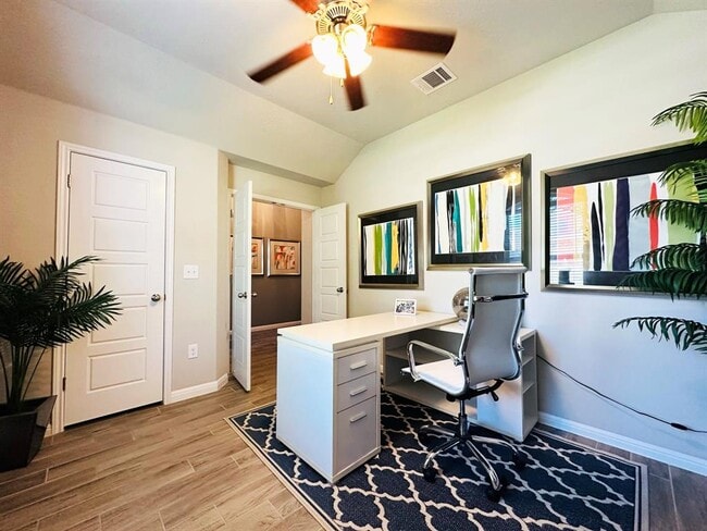 Photo - 112 Groesbeck Ln