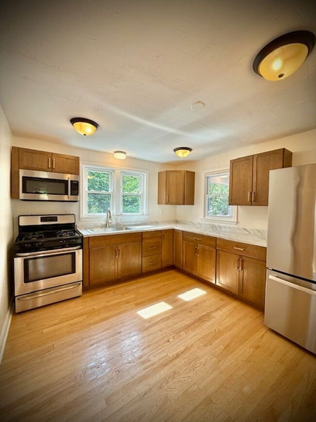 Building Photo - Updated, spacious 1 bedroom 1 bath located... Rental