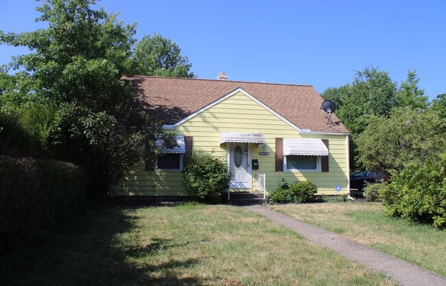 Photo - 4 bedroom/1 Bath Single Home!