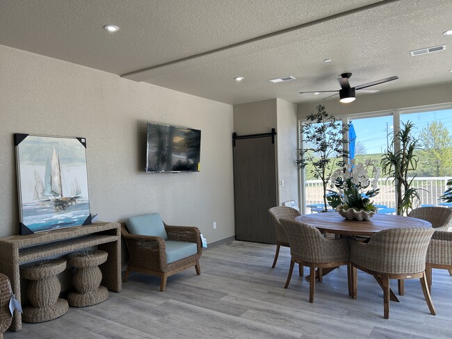 Photo - Falcon Ridge Apartments