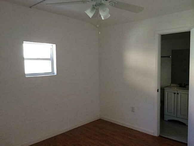 Photo - 460 NE 76th St