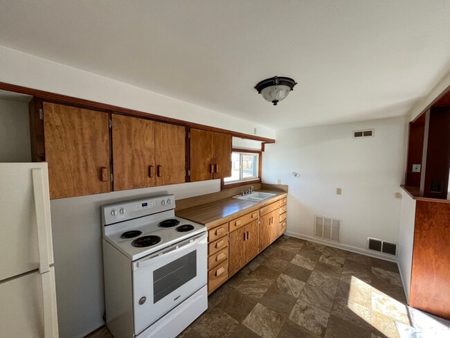 Building Photo - 1166 S Sheridan Ave