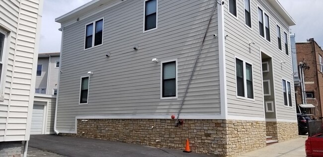Building Photo - 9 6th St Unit 4