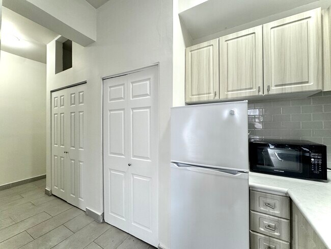 Photo - 181 Gerrard St E Unit 402