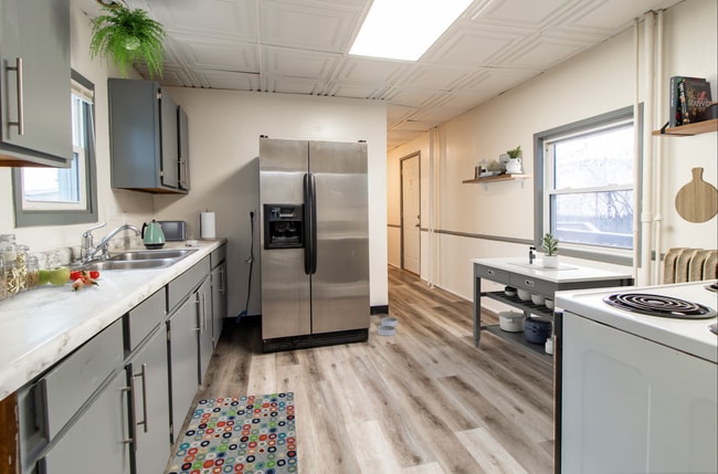 Photo - Available June 1st - RECENTLY REFRESHED 2 BED/1 BATH Unidad 1