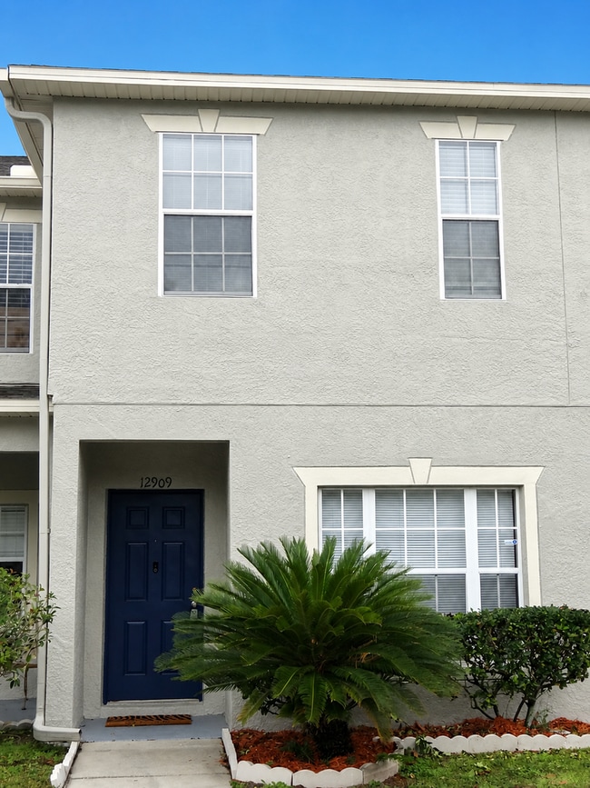 Building Photo - 3b / 2.5ba townhome in gated community