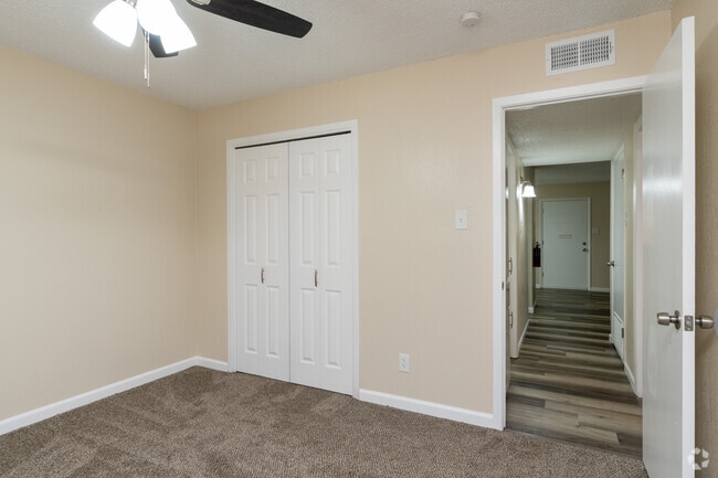 2BR, 1BA - 900SF