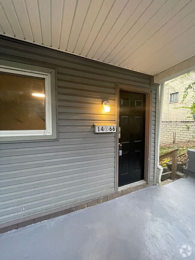 Building Photo - Modern 3 bed, move in ready! Section 8 Acc... Rental