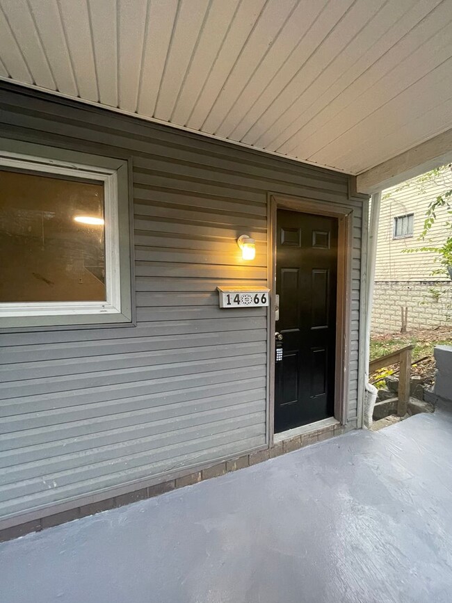 Modern 3 bed, move in ready! Section 8 Acc... - Modern 3 bed, move in ready! Section 8 Acc... House