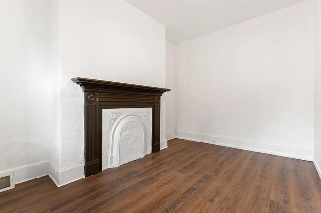 Photo - MOVE IN SPECIAL! SCORE HALF OFF 1ST MONTH'...