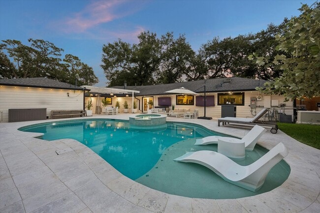 8518 Westview Dr