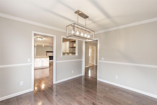 Photo - 6 bed/3 1/2 bath.  Pet Friendly