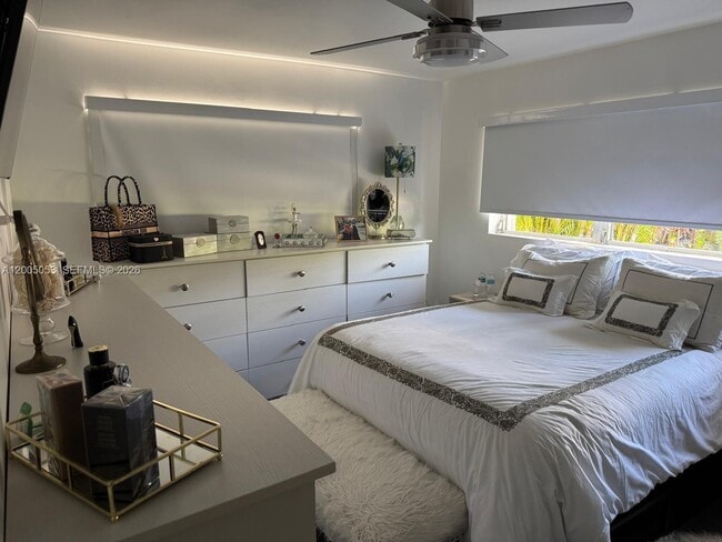 Photo - 2911 Monroe St