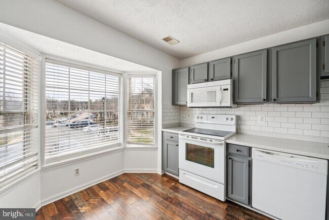 Photo - 16250 Taconic Cir