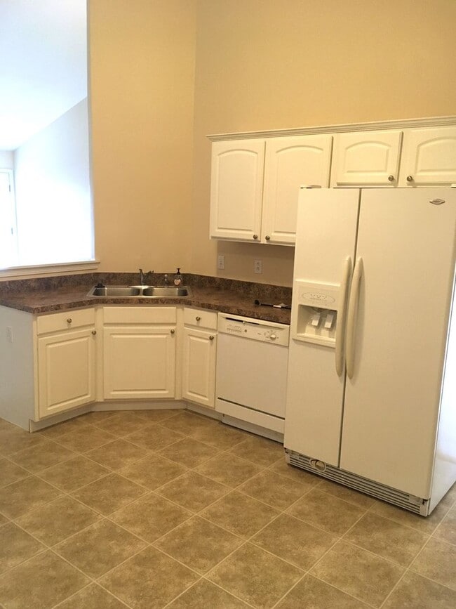 Building Photo - Spacious 2-bed, 2-bath duplex available for June!
