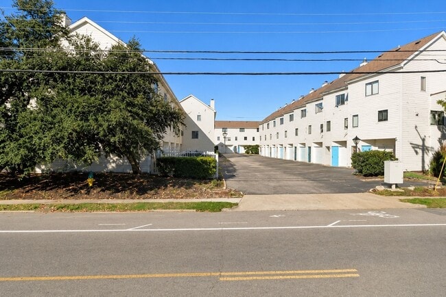 Building Photo - 3188 E Ocean View Ave Unit 18